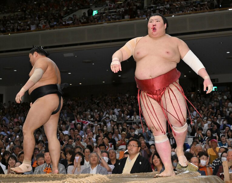 写真は14日目、流血しながらも阿炎を寄り切った熱海富士（21歳）　©JIJI PRESS