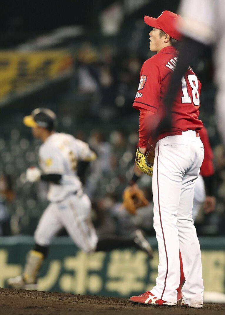 阪神の佐藤輝明から2ランを浴びて立ち尽くす森下　©KYODO