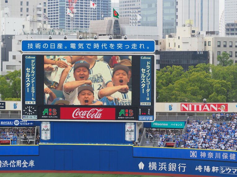 勝ち越し打を本物が打ち、ビジョンに映る牧の影武者軍団　©Yu Saito