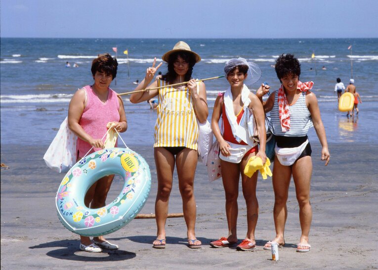 海水浴を楽しむ全女のレスラーたち。左から大森ゆかり、ジャンボ堀、永友香奈子、小松美加（1985年撮影）　©東京スポーツ新聞社