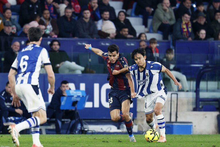 後半に入り、久保へのマークはより強度を増していった　©Daisuke Nakashima