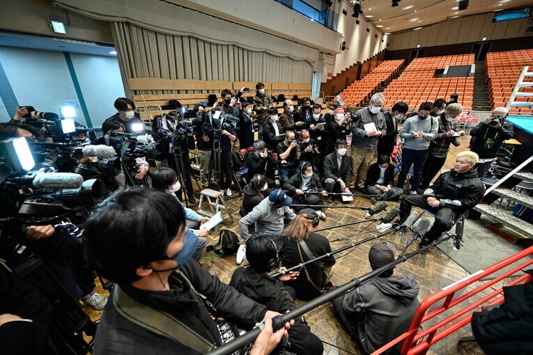 プロテストが行われた後楽園ホールには100人を超える報道陣が詰めかけた　©Hiroaki Yamaguchi