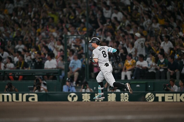 【連続写真】サトテルの見事な一発！　©Hideki Sugiyama