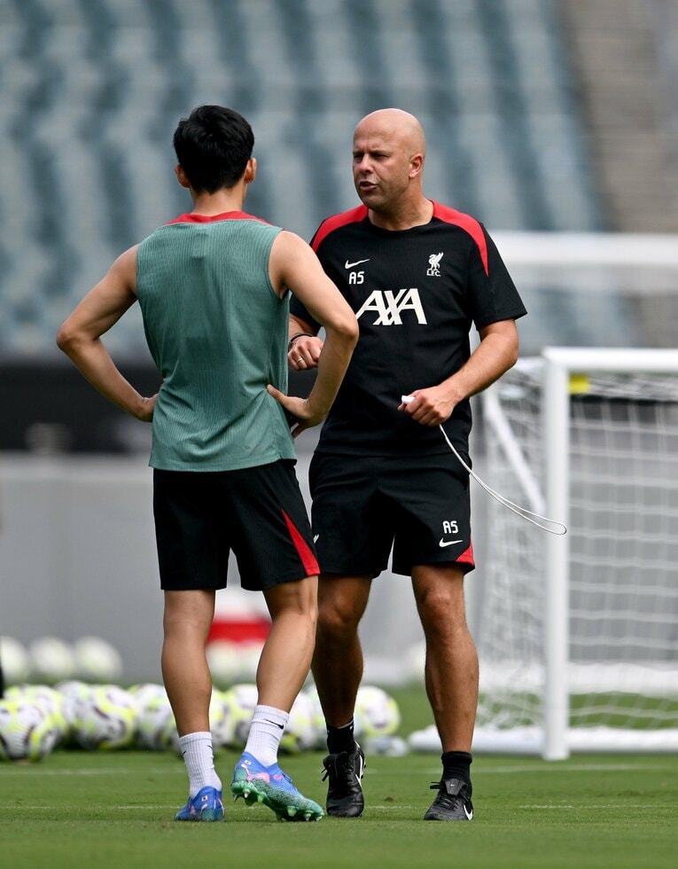プレシーズンのトレーニングでリバプール新監督のスロットと話す遠藤　©︎Getty Images
