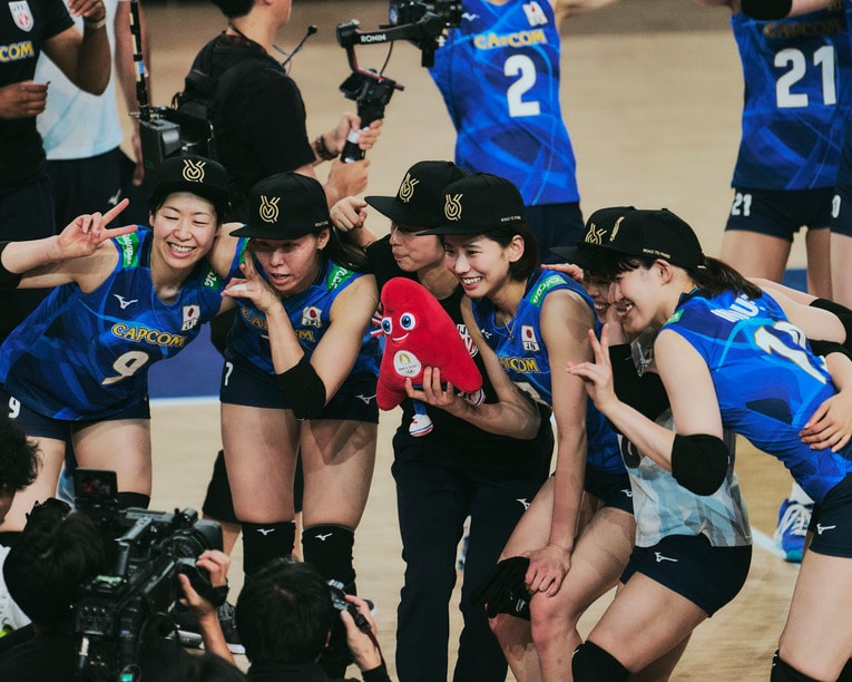 田中瑞稀、渡邊彩、山岸あかね、古賀紗理那、小島満菜美、岩崎こよみ、井上愛里沙（VNLセルビア戦）　©︎Yuki Suenaga