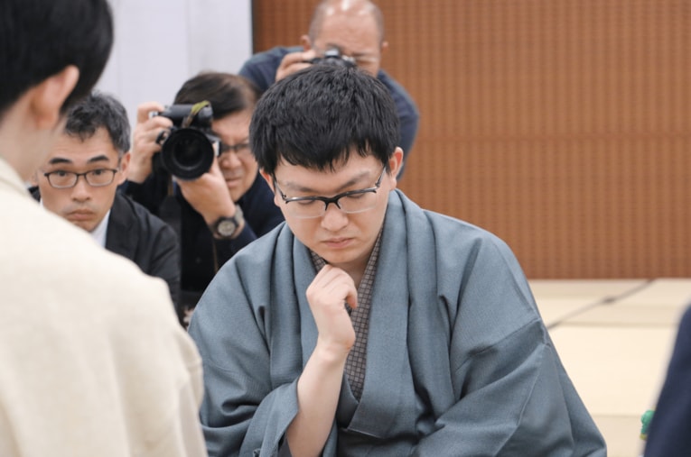 王将戦第6局の感想戦での永瀬拓矢九段　©Shintaro Okawa