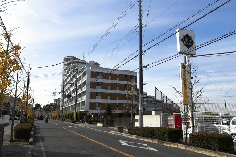 学校の南側に建つマンション。かつての外野スタンドの外周に沿った形をしている