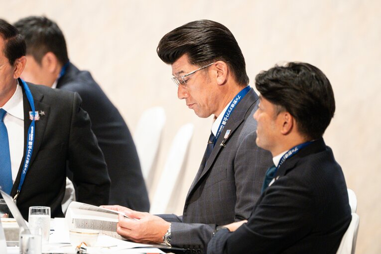 選手リストを検討するDeNA陣営　©Nanae Suzuki