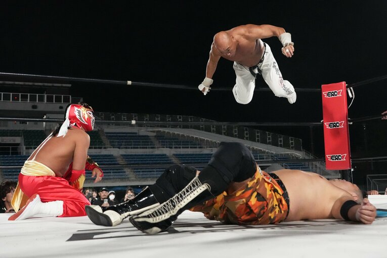 新崎人生は少しロープに足を滑らせてしまったが…　©Essei Hara