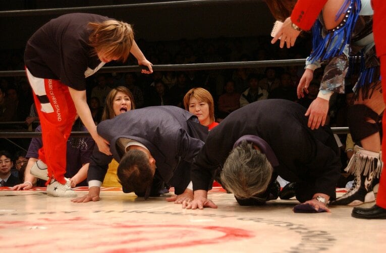 全女の終焉を土下座で詫びる松永健司氏と国松氏。国松氏はその4カ月後に命を絶つ　©Hiroki Kakehata