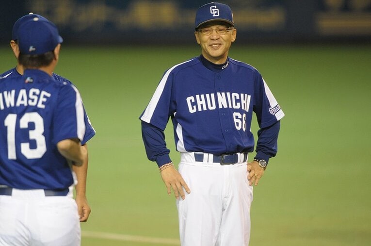 2010年日本シリーズでの落合博満監督。岩瀬仁紀に笑顔を見せる ／ photograph by Naoya Sanuki
