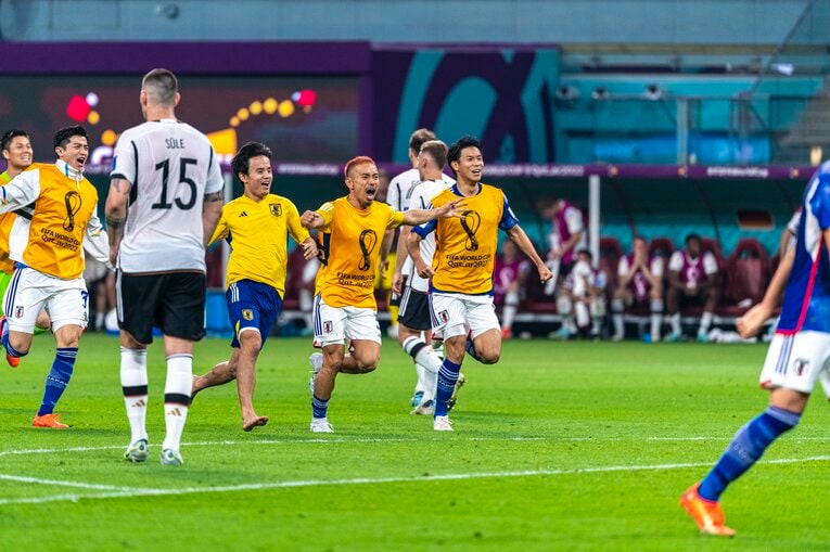 勝利が決まった瞬間、ピッチに駆け出す日本の選手たち　©Takuya Sugiyama/JMPA