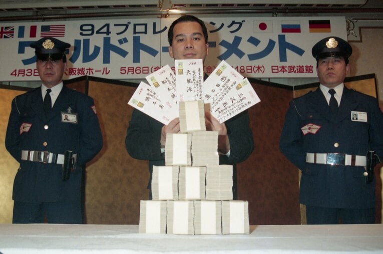 1億円を並べ、各団体のエース5選手に出場を呼びかけるUインターの鈴木健取締役 ／ photograph by 東京スポーツ新聞社
