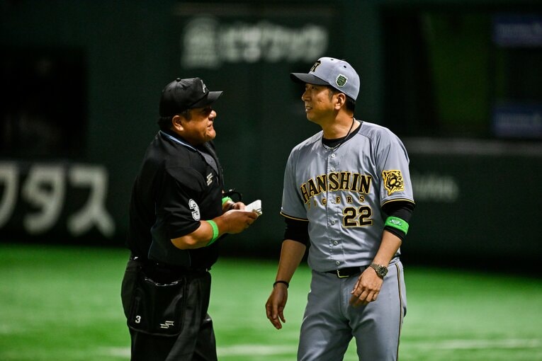 8回二死の場面で及川雅貴から石井への投手交代を告げる藤川球児監督　©️Nanae Suzuki