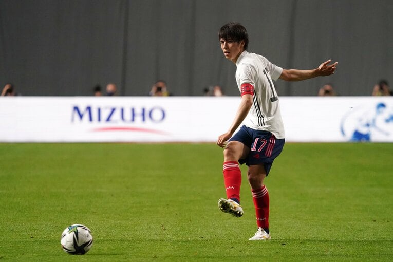 ダブルボランチの一角に入った田中碧から攻撃のリズムが生まれ始めた　©Getty Images