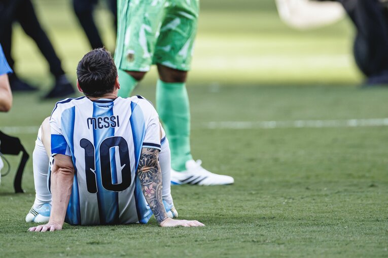 テレビ映像では伝わり切らないアルゼンチンvsスペインの決定的瞬間…写真は右に続きます　©Kiichi Matsumoto/JMPA