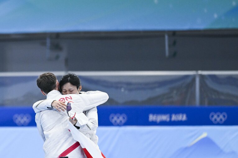 1000mで金メダルを獲得し、デビットHCと抱き合う　©Asami Enomoto／JMPA