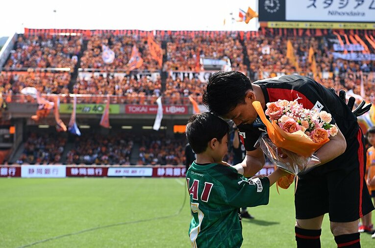 第11節の川崎戦、J1通算300試合出場達成のセレモニーでは息子の陽くんから花束を贈呈された。 ／ photograph by J.LEAGUE
