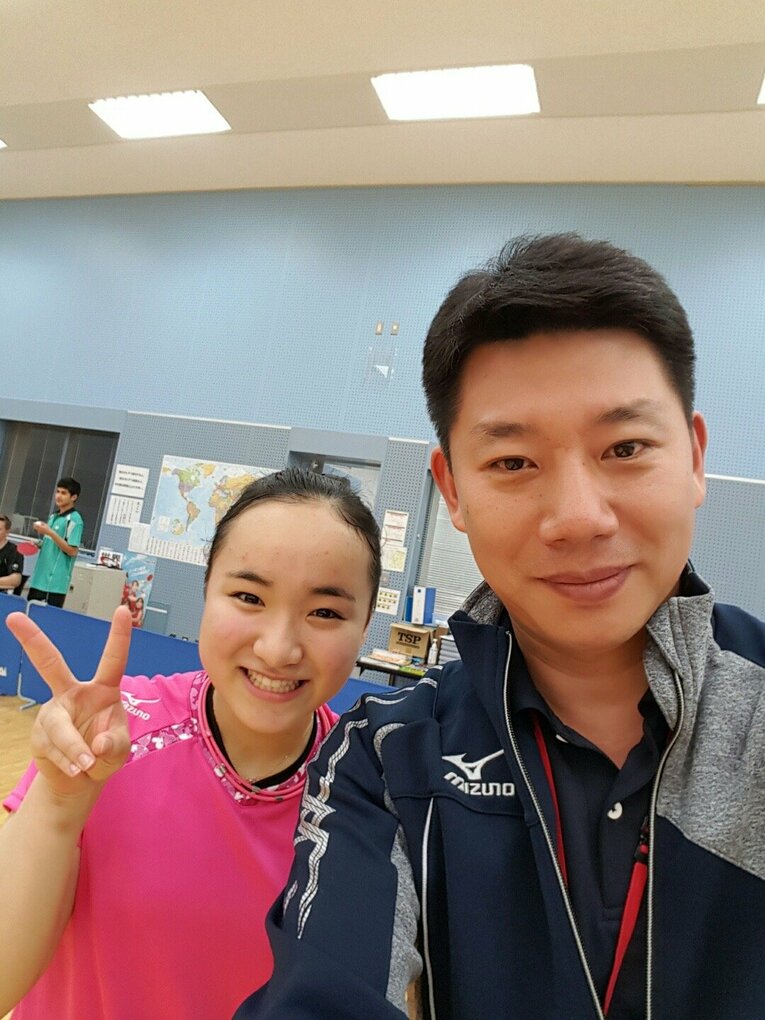 ジュニア時代に伊藤美誠（左）を指導した呉監督。パリ五輪の選考に漏れた教え子を慮った（本人提供）