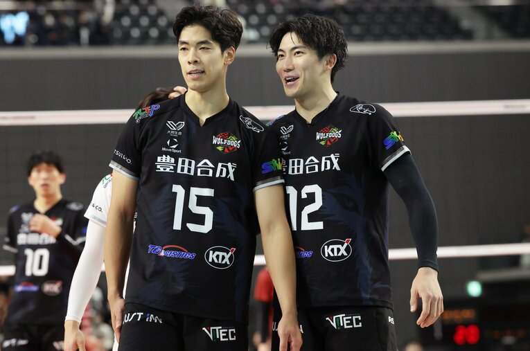 今季からウルフドックス名古屋でプレーする宮浦健人（左）。12月の天皇杯では優勝に貢献し、MVPを受賞した　©JVA/AFLO SPORT