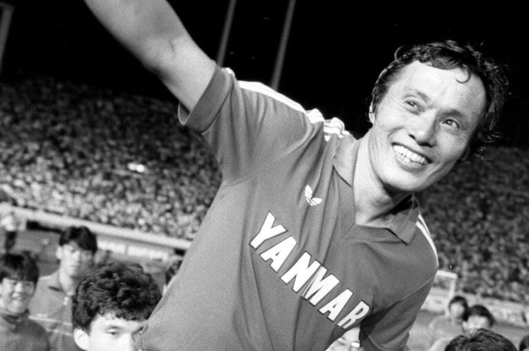 国立競技場での引退試合で6万人の観衆に応える釜本邦茂（1984年当時40歳）。2025年8月10日、肺炎により81歳で生涯を閉じた ／ photograph by KYODO