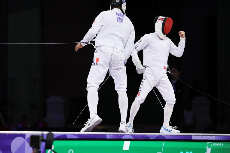 男子エペ個人決勝、加納虹輝vs.ヤニック・ボレル　©JMPA