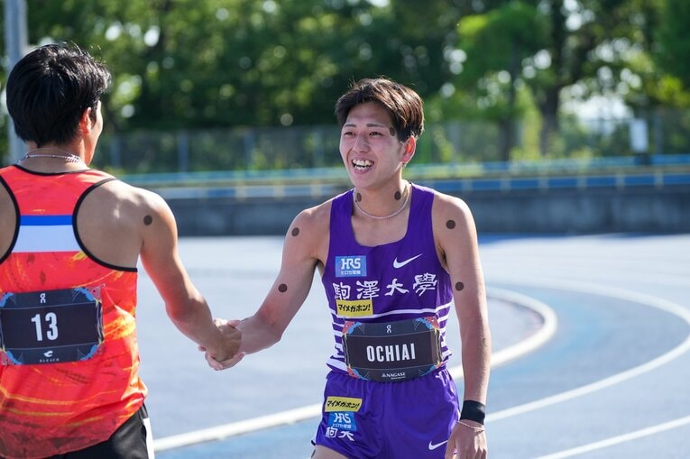 レース後には、元日本記録保持者の源裕貴（NTN）ら一緒に走った選手から祝福された　©︎Satoshi Wada