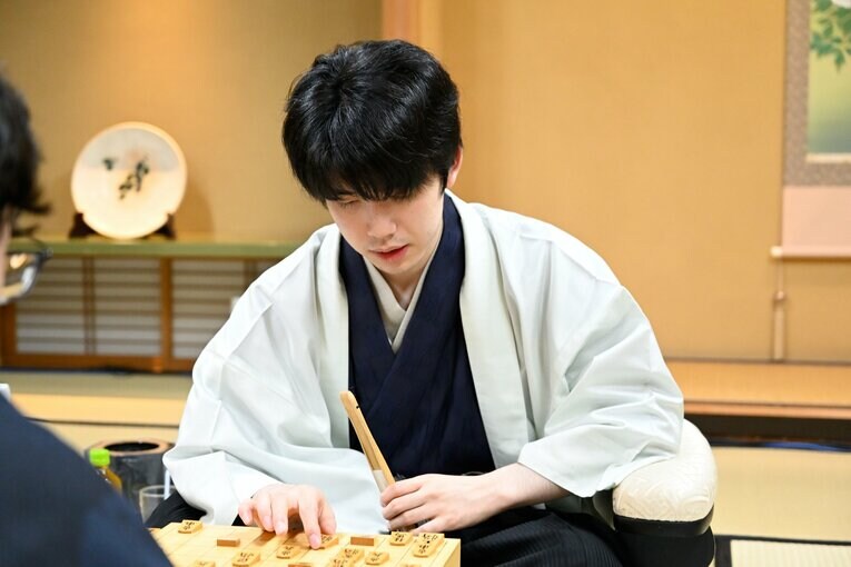 将棋盤を見つめ真剣な表情の藤井聡太（スクロールすると、一変した表情とあわせて「歴史が動いた新叡王誕生の1日」をご覧になれます）©Keiji Ishikawa