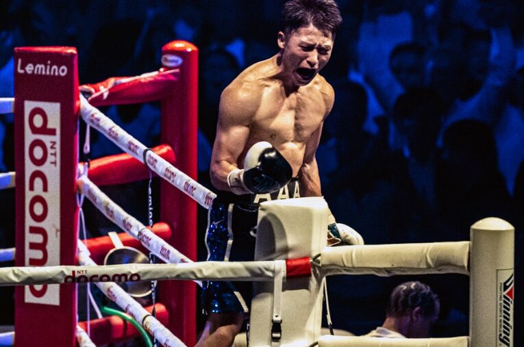 7月25日に行われたフルトン戦に勝利し、大観衆に向けてガッツポーズを作った井上尚弥　©Takuya Sugiyama