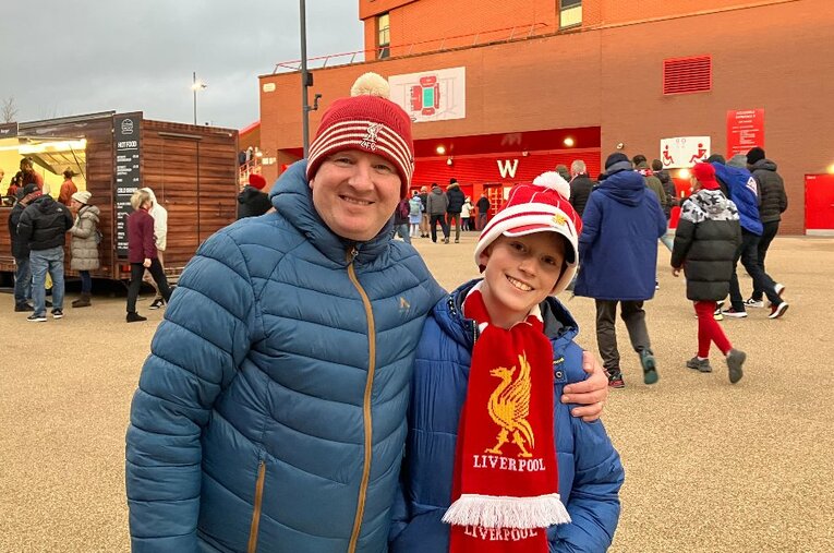 リバプールファンのコーナー・キャリーさん。遠藤航への評価を聞くと「エンドウは大好き」との返事 ／ photograph by Kosuke Tajima