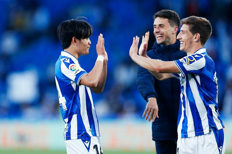 「クボはノルマル（普通）よ」辛口おばあちゃんにバルで遭遇も…カメラマンが撮った久保建英21歳の“軽快ドリブル＋母・祖母のような愛”(42)