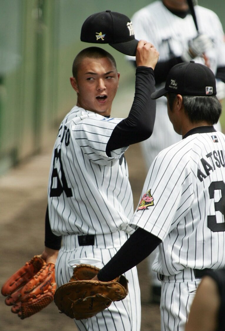 初登板を終え、ほっとした表情を浮かべる辻本賢人　©JIJI PRESS