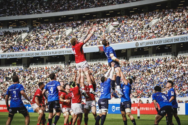 201cmワーナー・ディアンズと206cmルード・デヤハーの競り合い　©︎Kiichi Matsumoto