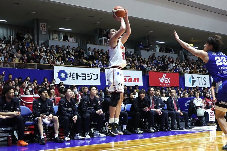 初挑戦のBリーグで存在感を見せる岡田のプレー　©B.LEAGUE