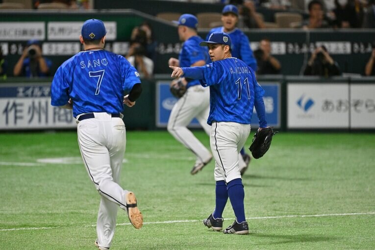 日本シリーズ第3戦、ガッツポーズの東克樹　©Hideki Sugiyama