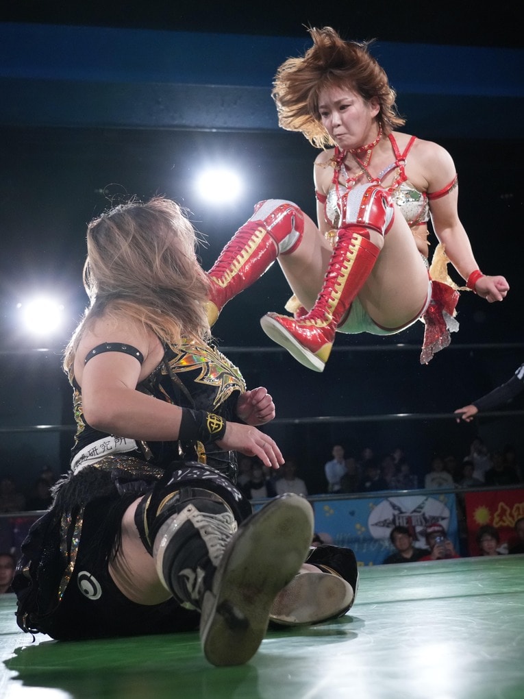 渡辺智子にドロップキックを放つSareee。10月16日、新宿FACE　©Essei Hara