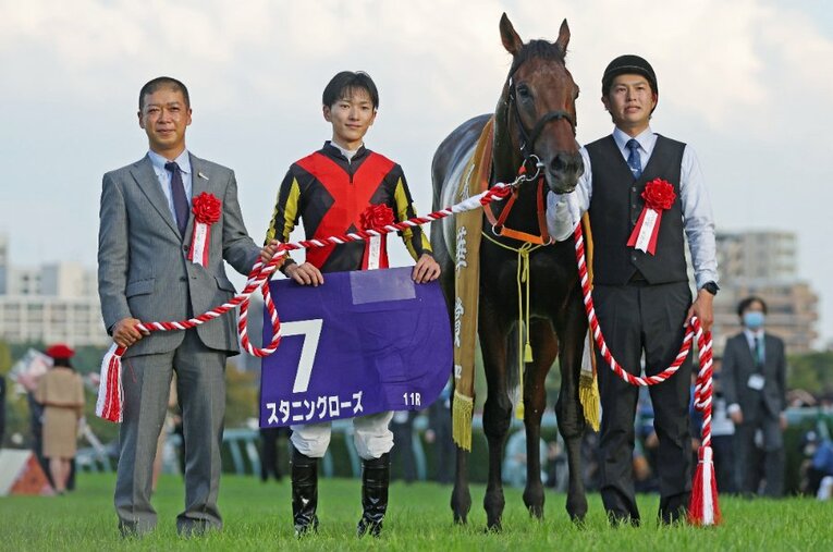 スタニングローズに騎乗する25歳の坂井瑠星は秋華賞でGI初勝利。今年はキャリアハイを大きく更新する83勝（11月11日時点）をあげている ／ photograph by JIJI PRESS