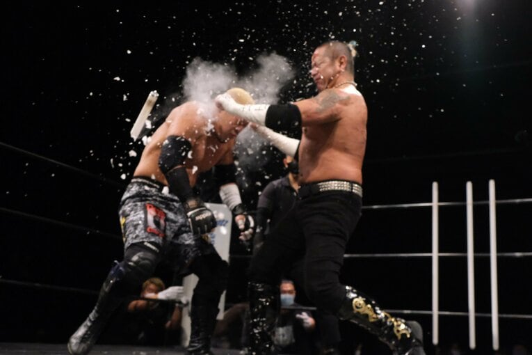 ガラスが刺さり大流血で「ニヤリ」今年47歳の“不適切おじさん”葛西純がデスマッチで伝えたいこと 「お前ら、これを知らずに人生終わるのか？」(11)