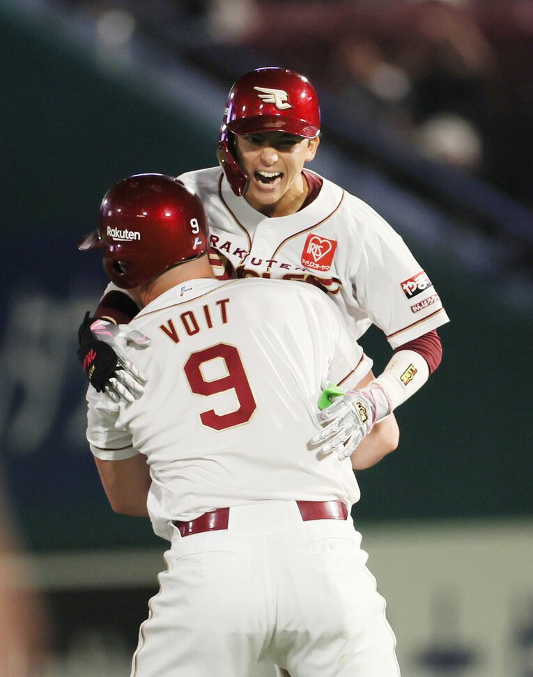 ルーキー・宗山のサヨナラタイムリーを真っ先に祝福するボイト。チームになじんでいる様子がうかがえる　©JIJI PRESS