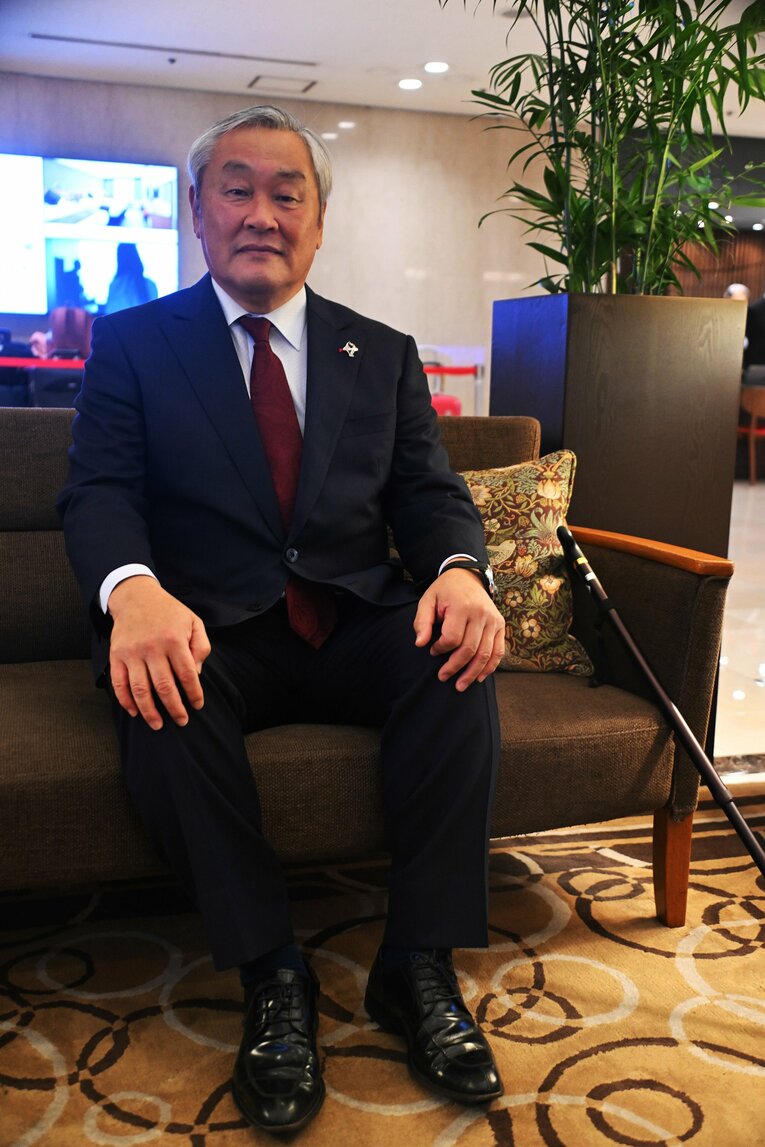 広島で取材に応じたロアッソ熊本の織田秀和GM　©Tetsuichi Utsunomiya