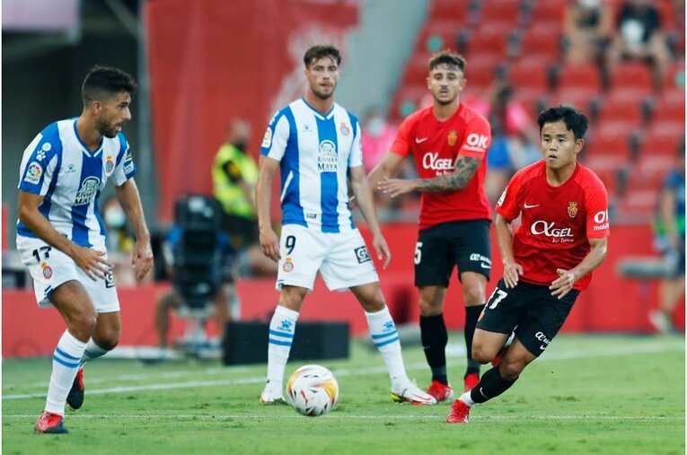 久保建英からスパイクをもらったファンが超嬉しそう… 絶妙だったボールコントロールとお辞儀、監督も“好プレーへの労い”〈激写〉(12)