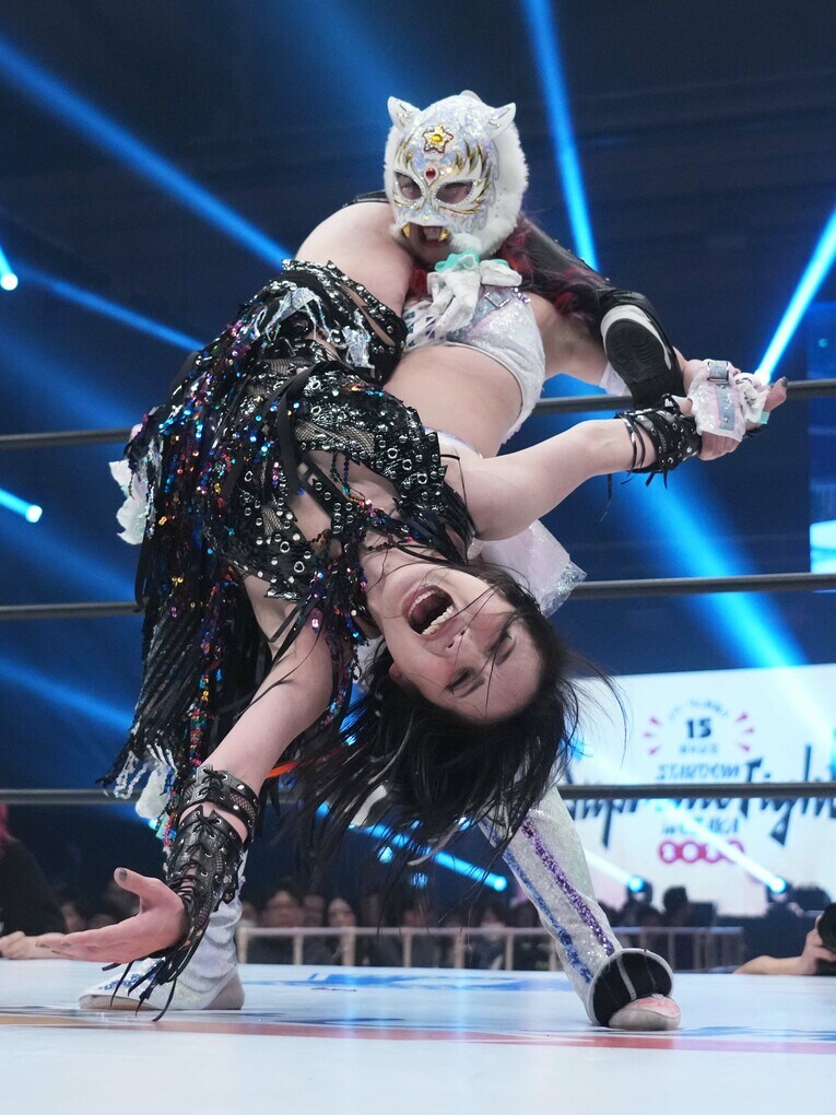 黒虎脚殺で上谷沙弥を持ち上げるスターライト・キッド　©Essei Hara