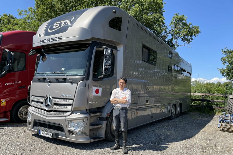 巨大な輸送トラックと大岩　©Japan Equestrian Federation