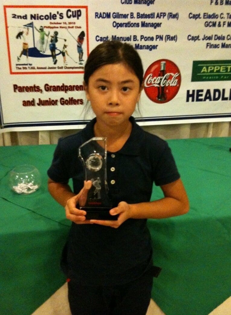 トロフィーを手に写真に収まる笹生優花　（写真／正和さん提供）