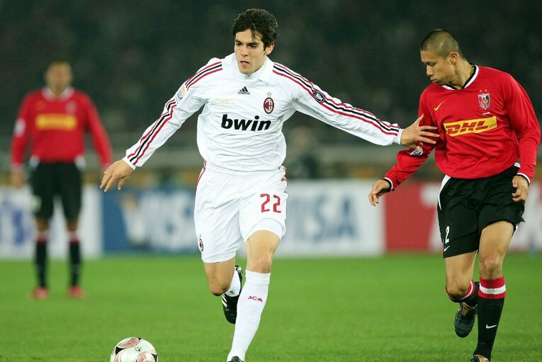 ACミラン・カカー（左）と競り合う／2007年FIFAクラブワールドカップ ／ photograph by Getty Images