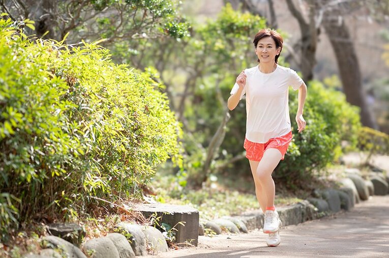 現役さながらの華麗なフォームでランニングをする、有森裕子さん ／ photograph by Shiro Miyake