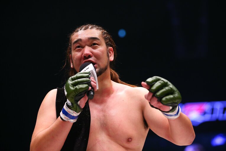 HIROYA戦後、リング上でマイクを持つシバター　©RIZIN FF