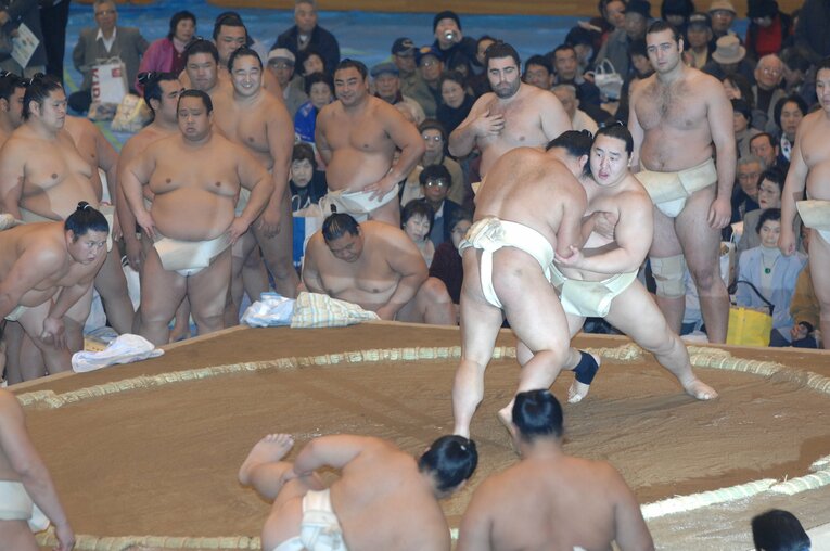 巡業中のレアな姿と綱入り　©BUNGEISHUNJU