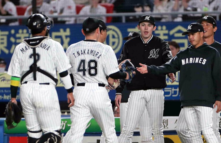 ４回を無失点に抑えた（左から）松川と２番手の中村稔弥をベンチ前で迎える先発の佐々木朗希（中央右）　©JIJI PRESS