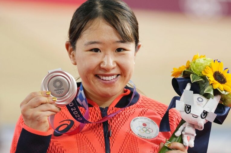 東京五輪自転車・女子オムニアムの銀メダルを獲得した梶原悠未（24歳）。パリで金メダルを目指しながら、筑波大学大学院ではレース戦術を研究する彼女に文武両道の半生を語ってもらった ／ photograph by KYODO
